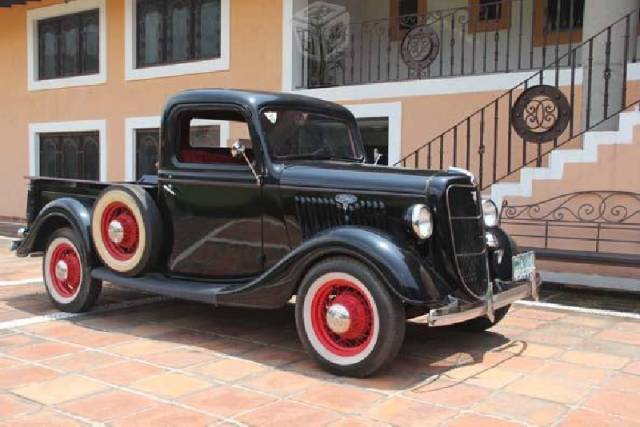 Image 1/7 of Ford V8 Model 46 Pick Up (1935)