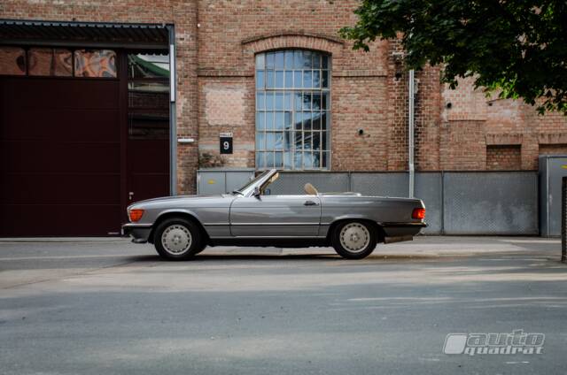 Image 1/23 of Mercedes-Benz 560 SL (1988)