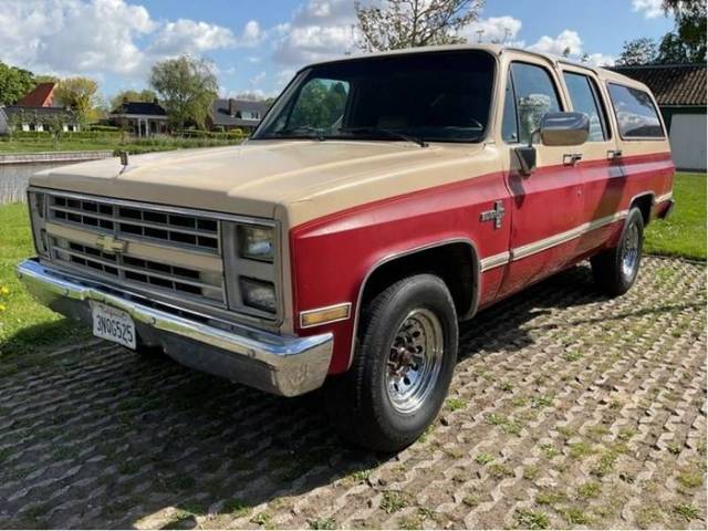 Image 1/9 of Chevrolet Suburban (1986)