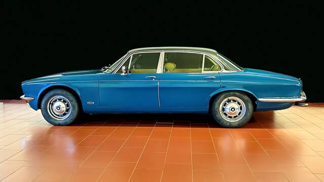 Image 1/13 of Jaguar XJ 12 (1979)