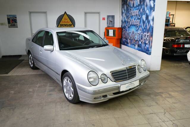 Immagine 1/38 di Mercedes-Benz E 200 Kompressor (2001)