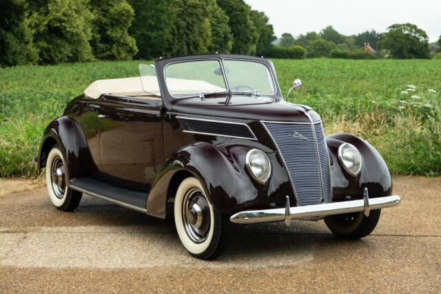 Image 1/8 of Ford V8 Club Convertible (1937)