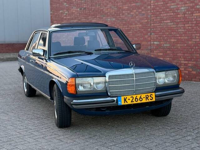 Image 1/8 of Mercedes-Benz 230 E (1984)
