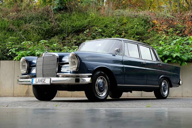 Imagen 1/76 de Mercedes-Benz 220 S b (1963)