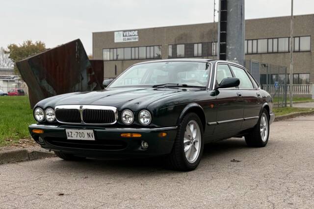 Immagine 1/14 di Jaguar XJ 8 Executive (1998)