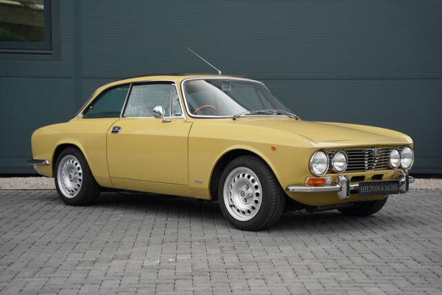 Image 1/50 de Alfa Romeo 2000 GT Veloce (1975)