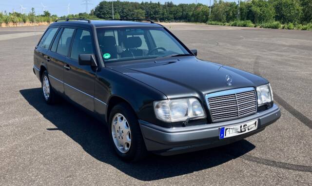 Bild 1/41 von Mercedes-Benz E 220 T (1995)