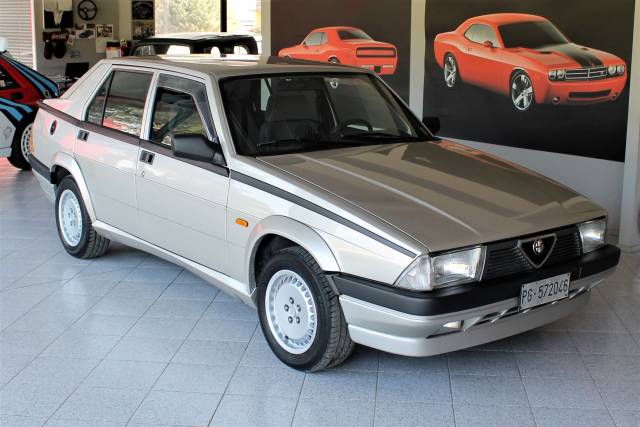 Image 1/38 de Alfa Romeo 75 2.0 Twin Spark (1987)