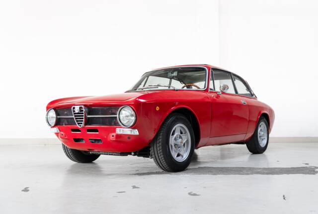 Bild 1/32 von Alfa Romeo Giulia 1600 GT Junior (1972)