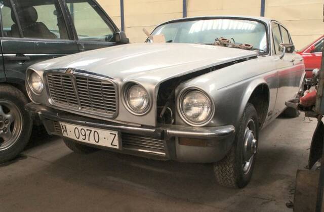 Image 1/6 de Jaguar XJ 6 4.2 (1974)