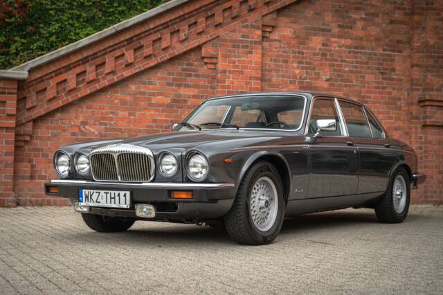 Image 1/88 of Daimler Double Six (1990)