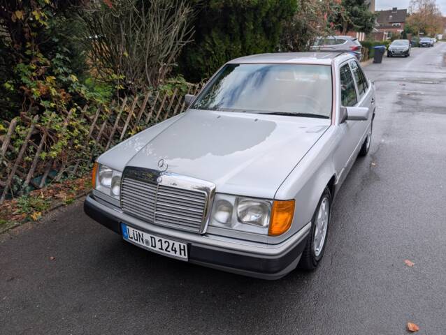 Bild 1/38 von Mercedes-Benz 200 E (1990)