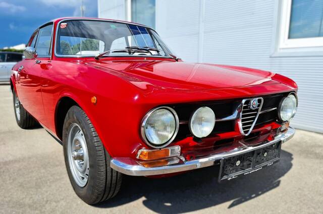 Bild 1/11 von Alfa Romeo Giulia 1300 GT Junior (1971)