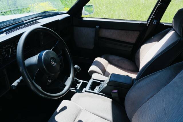 Image 1/8 de Alfa Romeo 75 1.8 Turbo (1986)