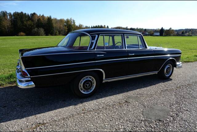 Image 1/20 of Mercedes-Benz 300 SE (1962)