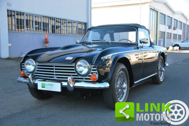 Image 1/10 de Triumph TR 250 (1968)