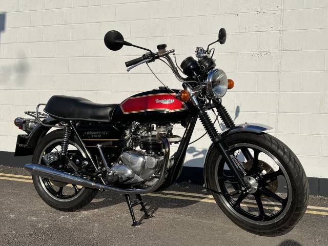 Image 1/20 de Triumph DUMMY (1981)