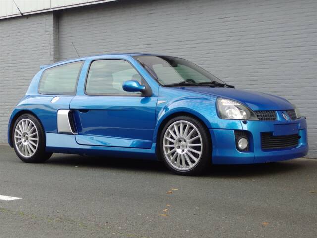 Imagen 1/100 de Renault Clio II V6 (2004)