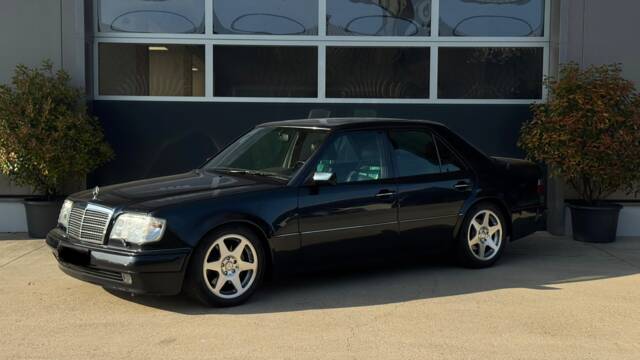 Immagine 1/30 di Mercedes-Benz E 500 Limited (1994)