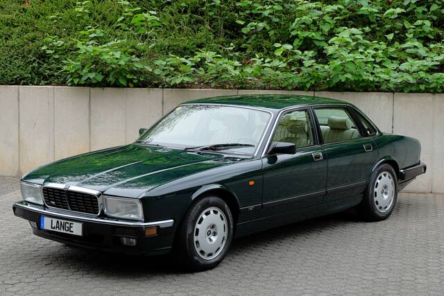 Image 1/77 of Jaguar XJ 40 (XJ-R) (1993)