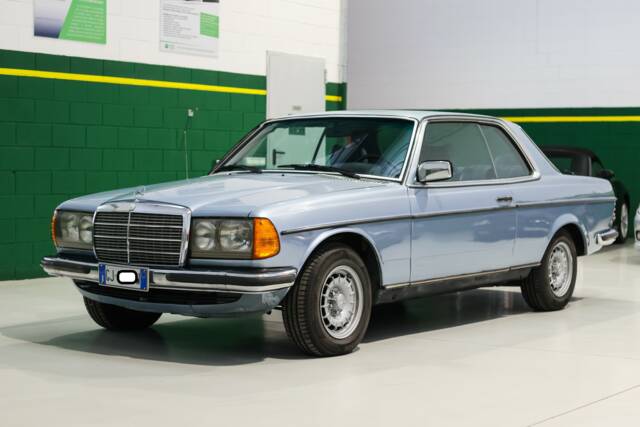 Bild 1/18 von Mercedes-Benz 230 C (1977)