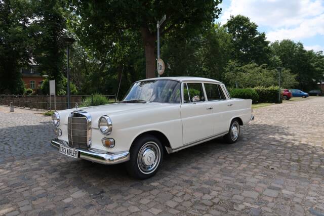 Image 1/32 of Mercedes-Benz 200 D (1966)