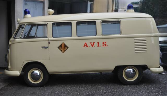 Image 1/30 of Volkswagen T1 minibus (1962)