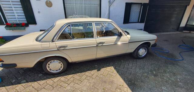 Bild 1/12 von Mercedes-Benz 200 (1982)