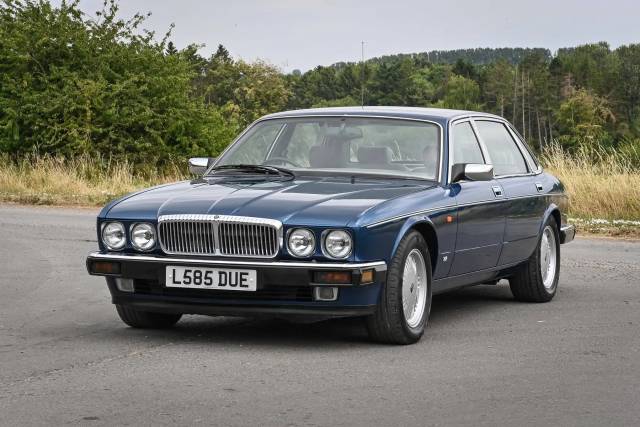 Image 1/8 of Daimler Double Six (1994)