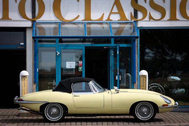 Image 1/35 de Jaguar E-Type (1967)