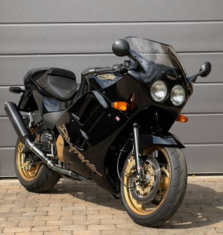 Black Edition in Jet Black and Gold