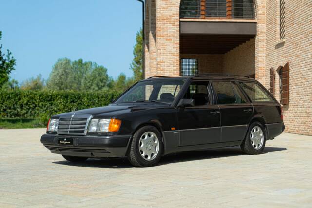 Immagine 1/44 di Mercedes-Benz 200 TE (1992)