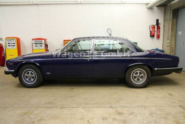 Immagine 1/12 di Daimler Double Six Vanden Plas (1982)