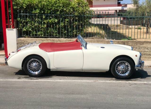 Image 1/18 of MG MGA 1600 (1961)
