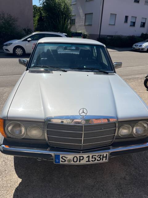 Image 1/9 of Mercedes-Benz 200 (1982)