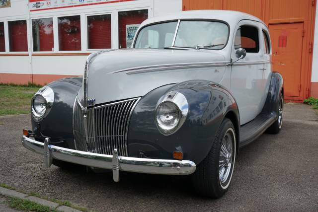 Image 1/50 of Ford Custom Tudor Sedan Six (1940)