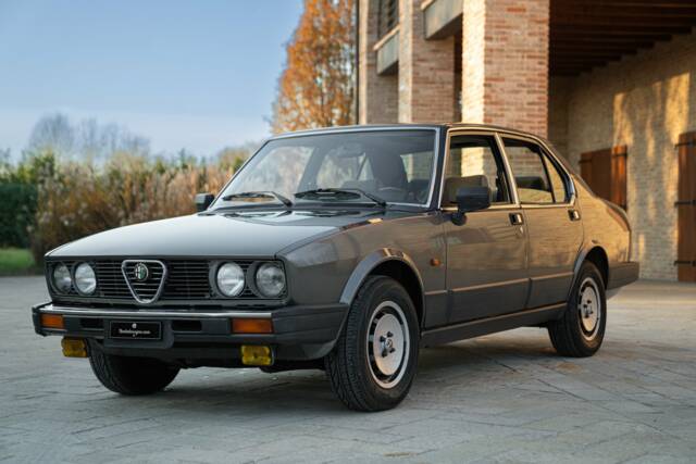 Afbeelding 1/50 van Alfa Romeo Alfetta Quadrifoglio Oro (1984)