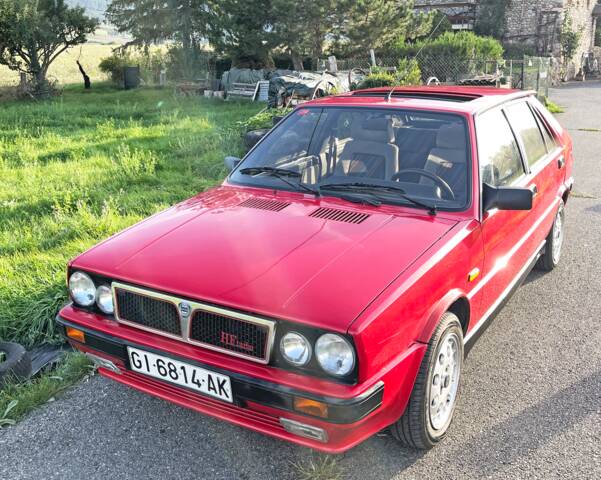 Image 1/12 de Lancia Delta 1.6 HF (1990)