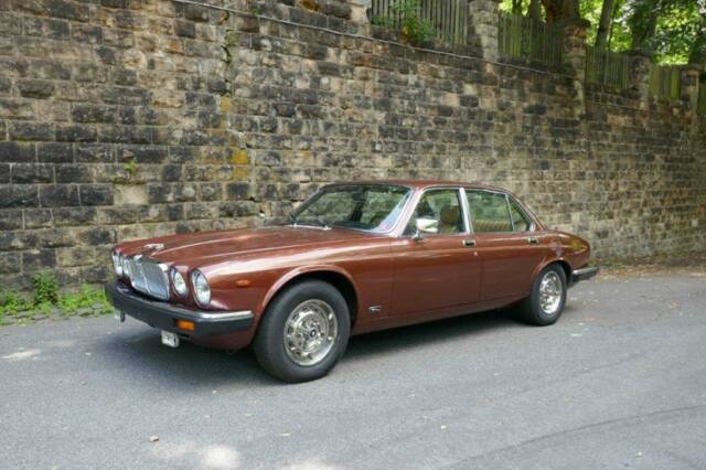 Image 1/14 of Jaguar XJ 12 (1982)