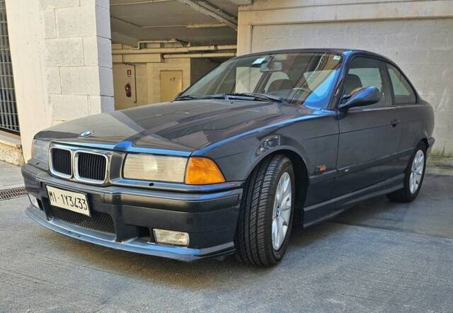 Image 1/7 de BMW 320i (1992)