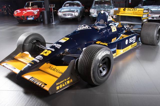 Image 1/7 of Minardi M188 (1988)