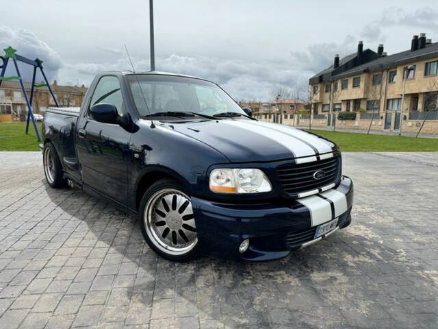 Image 1/7 of Ford F-150 SVT Lightning (2002)