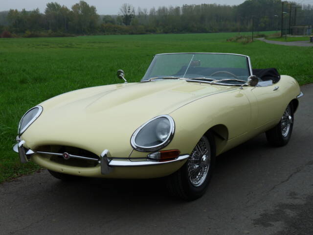 Image 1/27 of Jaguar E-Type 4.2 (1967)