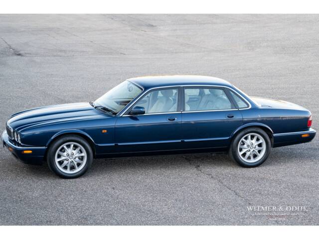 Image 1/34 of Jaguar XJ 8 4.0 Executive (1999)