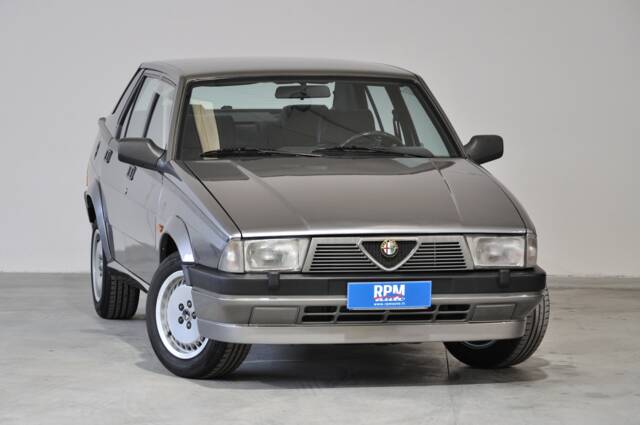 Bild 1/34 von Alfa Romeo 75 2.0 Twin Spark (1988)