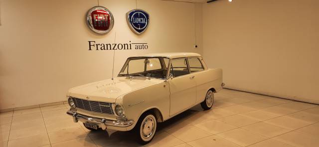 SPLENDIDA NELLA SUA LIVREA  ORIGINALE QUESTA KADETT A LUSSO