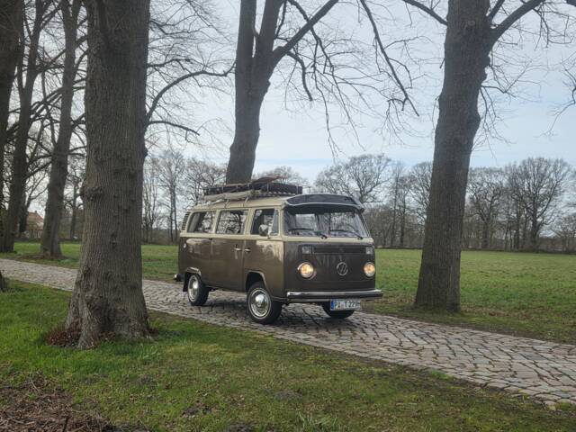 Image 1/13 of Volkswagen T2b Deluxe (1979)