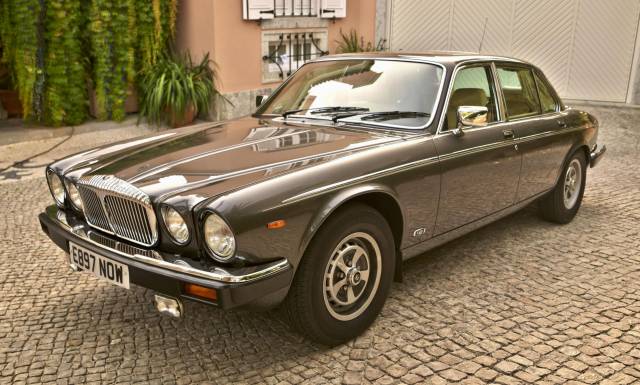 Image 1/50 de Jaguar XJ 12 (1988)