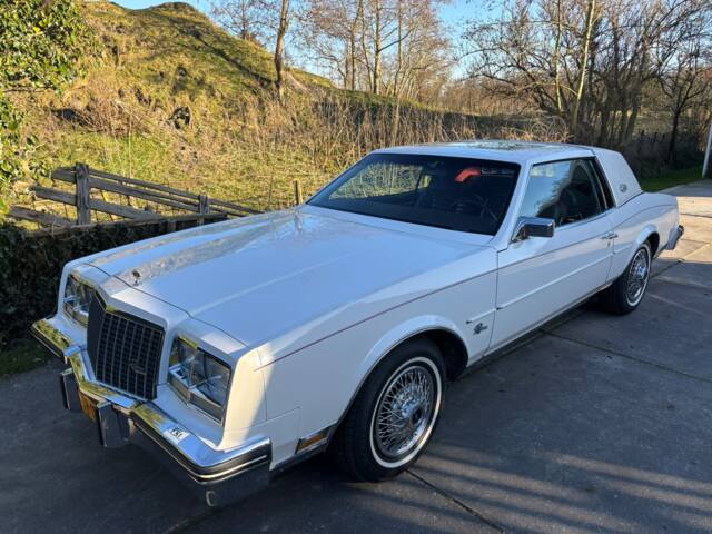 Image 1/30 of Buick Riviera Coupe (1983)