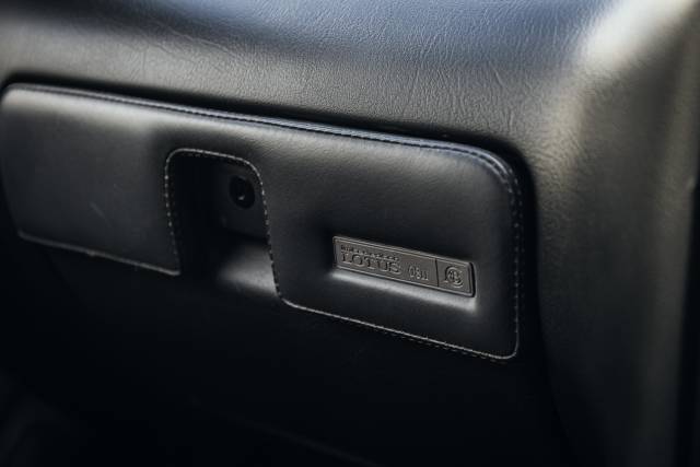 Image 1/23 of Lotus Carlton (1992)
